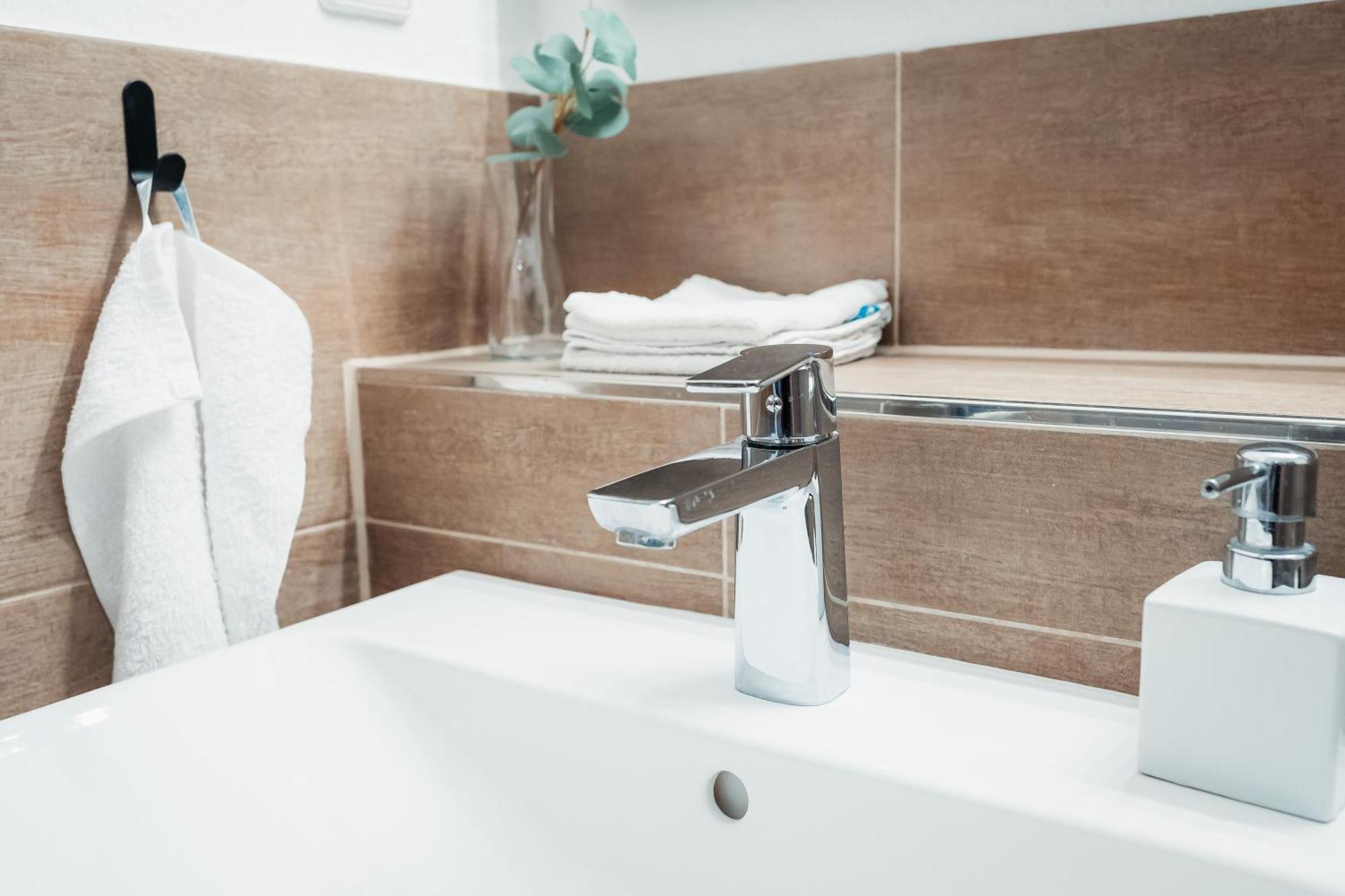 N2 Centrally Located 3-Room Apartment With Balcony Or Individual Rooms Karlsruhe Eksteriør billede